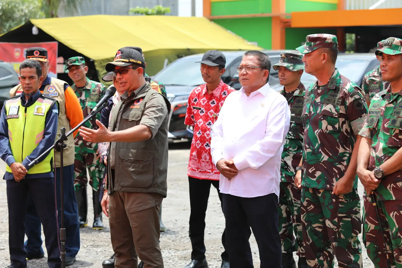 Kepala Badan Nasional Penanggulangan Bencana (BNPB) Letjen TNI Suharyanto saat berada di lokasi pengungsian SMK Ganesha untuk berdiskusi dengan warga terdampak banjir di Kabupaten Demak, Jawa Tengah pada Rabu (21/2).